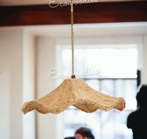 Lampe à suspension tissée à la main en bambou tissé à la main pour décoration de chambre Lampe à suspension en rotin - Product Image 1