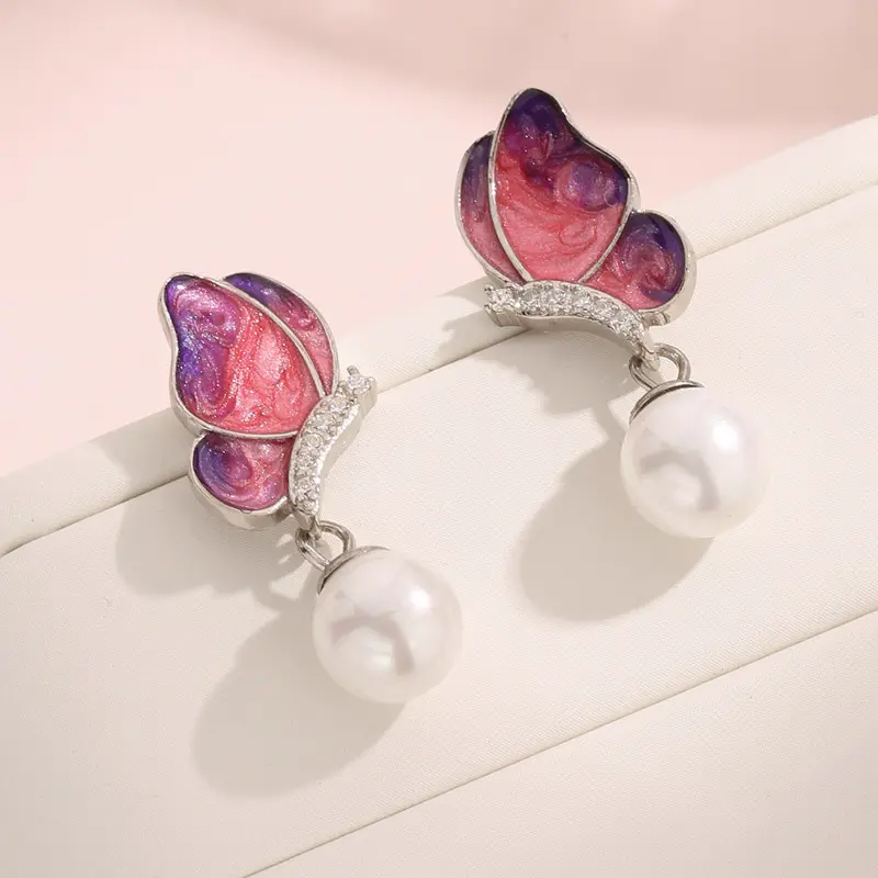 Bajo MOQ Venta al por mayor gota perla 925 plata esterlina diseñada mariposa joyería fina pendientes de tuerca