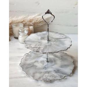 แท่นวางเค้กทำจากเรซิ่นสุดหรูพร้อมรายละเอียดงานฝีมือที่สมบูรณ์แบบสำหรับเพิ่มโต๊ะสำหรับขนมหวานในงานปาร์ตี้สุดหรูหรืองานเบเกอรี่ - Product Image 1