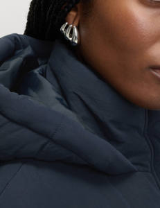 Chaqueta acolchada con capucha azul marino medianoche de diseño de proveedor personalizado OEM, chaqueta acolchada de poliéster para invierno y exterior de nuevo estilo - Product Image 4