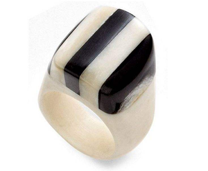 Les anneaux en corne de forme ovale comportent une bague en corne de buffle à rayures noires et brunes captivantes pour femmes et hommes accessoires - Product Image 1