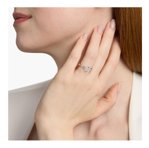 Anillo de Compromiso de Plata Vintage de Diseño para Mujer Kokan Planet, con Piedras Laterales Deslumbrantes, Personalizable, Acabado Premium Pulido - Product Image 4