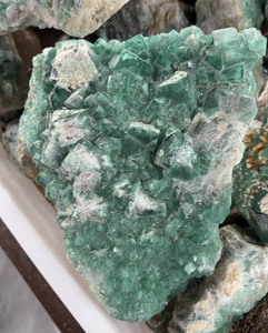 थोक प्राकृतिक क्रिस्टल नक्काशीदार हरे फ्लोरिट रॉक क्वार्ट्ज क्रिस्टल ट्रॉफी उपचार पत्थर - Product Image 5