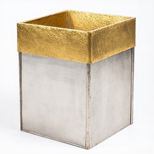 Jardinière texturée à deux nuances de qualité supérieure fabriquée à la main en métal pour mettre en valeur les coins de la maison avec une grâce botanique - Product Image 1