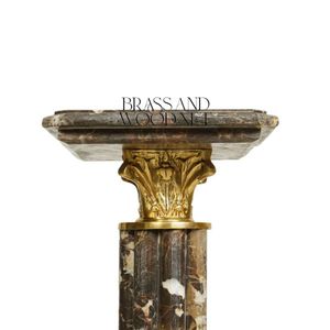 Pedestal de Mármol Marrón Emperador Oscuro de Lujo con Detalles Ornamentales de Latón Dorado - Product Image 4