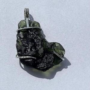 Pendentif en moldavite naturelle faite à la main de qualité tchèque en argent 925 pour la guérison et les cadeaux - Product Image 2