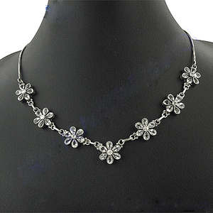 Collar floral de cristal con flores plateadas para mujer - Product Image 3