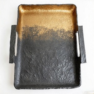 Plateau rectangulaire de luxe en fonte d'aluminium et en bois Moonlit Grace avec poignée d'accent pour les dîners et les occasions festives - Product Image 4