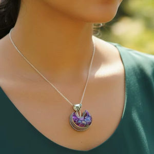 Pendentif en mosaïque de lune croissante bohème en argent sterling, incrustation artisanale en forme de lune irisée violette - Product Image 3