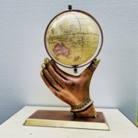 Main en métal antique tenant le globe traditionnel Showpiece Cuivre Or Finition Rotative Carte du monde Globe pour la maison Bureau Bureau Décor