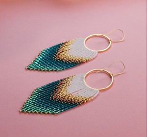 Ombre flecos cortos ligeros hechos a mano pendientes de gradiente hechos a mano Boho pendientes de flecos con cuentas, pendientes de cuentas de plumas de pluma - Product Image 1