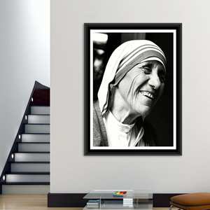 Arte impreso en lienzo: elegante retrato de la Madre Teresa, decoración para el hogar, enmarcado en negro - Product Image 1