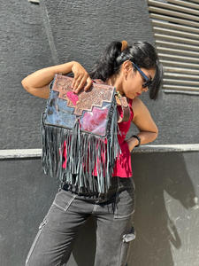 กระเป๋าสะพายข้างหนังแท้สีใสสำหรับคอนเสิร์ต - Product Image 5