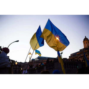 ชุดธงชาติยูเครน 2 ชิ้น ขนาด 3x5 ฟุต สำหรับใช้งานกลางแจ้ง ธงยูเครนพร้อมห่วงทองเหลืองและผ้าใบเย็บสองชั้น แข็งแรงทนทาน - Product Image 5