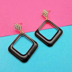 Kriaa Black Meenakari Boucles d'oreilles pendantes plaqué or avec pierre autrichienne 1314120E Accessoire de mode - Product Image 1