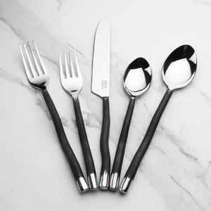 Nouveau design de couverts en acier inoxydable noir et argenté faits à la main, design ondulé torsadé, ensemble de couverts en métal forgé à flux libre - Product Image 1