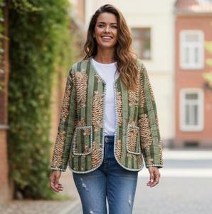 Chaqueta Kantha de Algodón Acolchada Hecha a Mano: Estampado de Safari en la Jungla, Reversible - Product Image 4