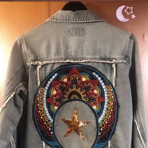 เสื้อแจ็คเก็ตสไตล์โบฮีเมียนสำหรับผู้หญิง ทำจากผ้ายีนส์รักษ์โลก ตกแต่งด้วยงานปะติดแบบวินเทจ ประดับเลื่อม ลูกปัด และกระดุม - Product Image 1
