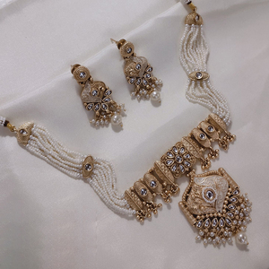 Conjunto de Gargantilla de perlas chapadas en oro Glamour moderno, pendientes coordinados de perlas multicapa escultóricos para todos los días Luxe - Product Image 2