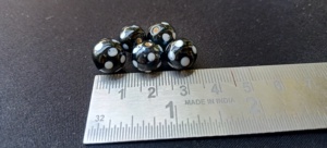 Cuentas punteadas en blanco y negro hechas a medida en tamaño 10 mm Ideal para diseñadores de pulseras y collares para reventa - Product Image 5