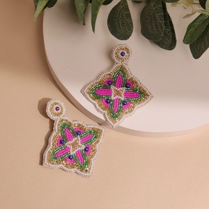 Pendientes de cuentas bordados coloridos hechos a mano para mujeres y niñas, estilo de moda personalizado para fiesta, costura de punto de cruz hecha - Product Image 4