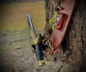 Couteau de camping artisanal en acier à haute teneur en carbone 1095, lame partiellement dentelée, manche en cuir noir empilé, multifonction, durable - Product Image 4