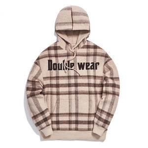 Sudadera con capucha de tela cálida para hombre de invierno con bolsillos laterales con cremallera y capucha con cordón ajustable para un almacenamiento seguro y un ajuste personalizado - Product Image 2