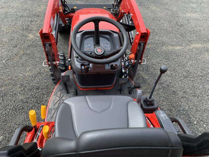 Tracteur robuste Massey Ferguson GC1725M 25HP 4x4 avec godet de chargement de 49 pouces et plateau de tonte de 60 pouces - Product Image 5