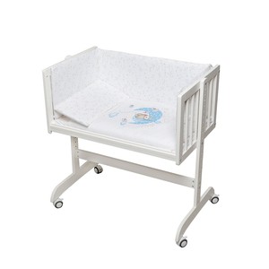 Cuna de Diseño Moderno en Madera de Haya Blanca MINANA + ROPA DE CAMA + ROPA + COLCHÓN BEAR SLEEPING-BLUE para Bebés y Niños - Product Image 1