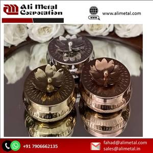 Contenedores para velas Redondo personalizado con diseño de flores Tarro de vela de metal único disponible con tapa para vela y totalmente personalizado. - Product Image 6