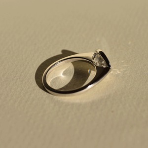 Bague de fiançailles en or 18 carats avec diamant de laboratoire de taille ovale de luxe, design personnalisé, vente directe du fabricant - Product Image 6