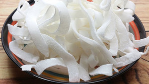 Chips de noix de coco séchées, fabriquées à partir de noix de coco fraîches et matures, soigneusement tranchées et séchées pour un goût naturel et une texture croustillante - Product Image 5