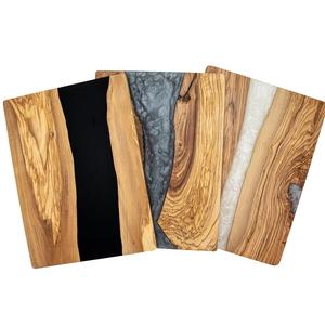 Planche à fromage rectangulaire avec rectangle rempli de résine époxy Planche à découper en bois de qualité luxueuse disponible en tailles personnalisées - Product Image 3