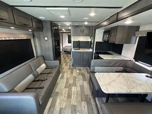 Autocaravana Usada Forests River FR3 Clase A con Cocina Completa, Habitaciones Deslizables, 6 Camas, Lista para Envío - Product Image 5