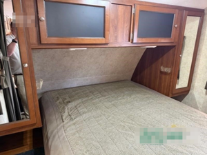 Autocaravana Usada en Excelentes Condiciones, Modelo K-E-Y-S-T-O-N-E RV CO ULTRA LITE 246RBS 2013, Alto Rendimiento, 36 pies de Largo, 2000 kg de Carga Útil, Color Oscuro, en Venta - Product Image 2