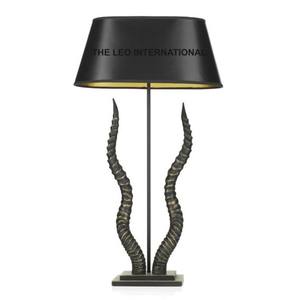 Lámpara de escritorio de ratán sostenible al por mayor instalación de mesa de metal lámparas de mesita de noche decorativas para decoración de dormitorio - Product Image 3