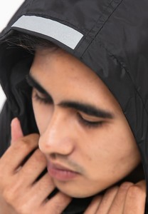Veste coupe-vent personnalisée pour homme en polyester avec boutons en corne, logo imprimé satiné de haute qualité, séchage rapide, respirante et tendance - Product Image 6