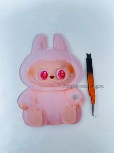 Nouvelle plaque à cils en acrylique durable de qualité supérieure Labubu Doll avec aimant pour extensions de cils, pinces à cils, plaques à cils personnalisées disponibles - Product Image 4