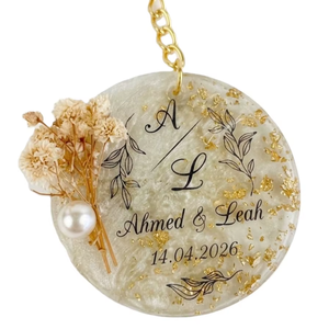 Porte-clés personnalisé en résine dorée avec époxy, cadeaux de mariage personnalisés, cœur, rond, floral, cadeaux pour invités de mariage, fiançailles, fête prénuptiale - Product Image 1