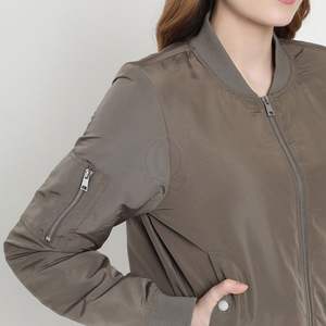 Chaquetas de Motociclista Personalizadas con Cierre para Mujer, Estilo Utilitario, Logotipo Bordado Impreso Personalizado, Chaqueta Bomber Ligera Color Taupe con Logotipo Personalizado - Product Image 4
