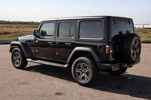 Jeep Wrangler Sport 4 portes 4x4 SUV Turbo Automatique Sièges en cuir Foncé R20 Phares LED électriques Caméra arrière 360° 2023 - Product Image 3