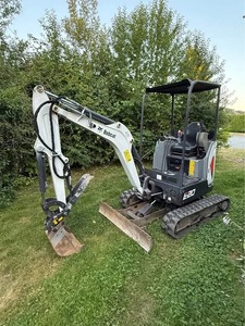 Excavadora de cadenas Kubota U50-5 con capacidad de cazo de 0.11m³, cabina de bajo ruido, motor negro de la marca Kubota con implemento. - Product Image 1