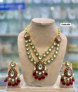 Ensemble de mariée Kundan Polki fabriqué à la main de superbes boucles d'oreilles collier indien pour un look de mariage royal à des prix imbattables - Product Image 3