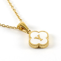 Vente en gros Collier en acier inoxydable plaqué or avec lettres initiales A-Z pour femmes Collier avec pendentif alphabet en coquillage en forme de fleur