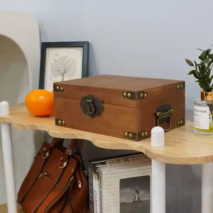 Boîte à trésors en bois vintage, rangement en bois durable et écologique avec couvercle peint par Crescent Crafts - Product Image 3