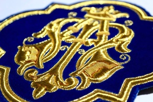 Exclusif-Emblème marial brodé à la main église liturgique pour vêtement-broderie fine fil métallique - Product Image 4