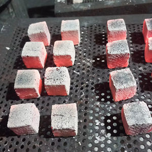 Vivez un voyage de fumage prolongé avec la shisha indonésienne exceptionnelle fabriquée à partir de charbon de noix de coco de haute qualité. - Product Image 1