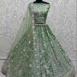 ชุดปาร์ตี้ lehenga choli กับ dupatta ดีไซเนอร์พร้อมงานปักแฟนซี - Product Image 1