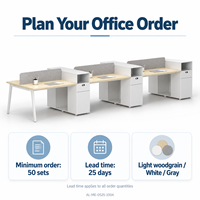Bureau de travail double face avec dessus en bois clair, écrans d'intimité gris et rangements blancs pour bureaux partagés