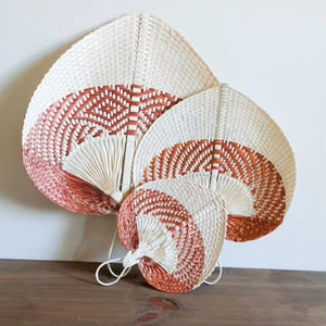 Abanico de Bambú Tradicional Vietnamita Hecho con Bambú Natural Ideal para Días de Verano o Uso de Recuerdo - Product Image 1